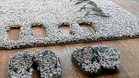 Dywan z „wbudowanymi” kapciami 1