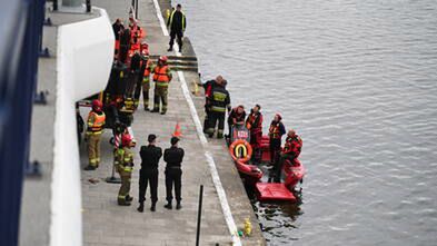 <p>Szczecin, 15.09.2022. Trwa akcja wydobycia pojazdu osobowego który wjecha³ do Odry, 15 bm. w Szczecinie. Na miejscu dzia³aj¹ s³u¿by, trwa ustalanie przyczyn tego zdarzenia. Wed³ug relacji osoby, która zawiadomi³a s³u¿by, w samochodzie mia³a znajdowaæ siê jedna osoba. (ad) PAP/Marcin Bielecki</p>