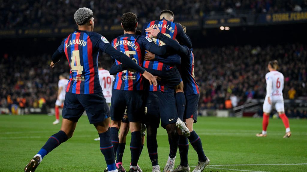 Zdjęcie okładkowe artykułu: Getty Images / Adria Puig/Anadolu Agency  / Na zdjęciu: piłkarze FC Barcelony