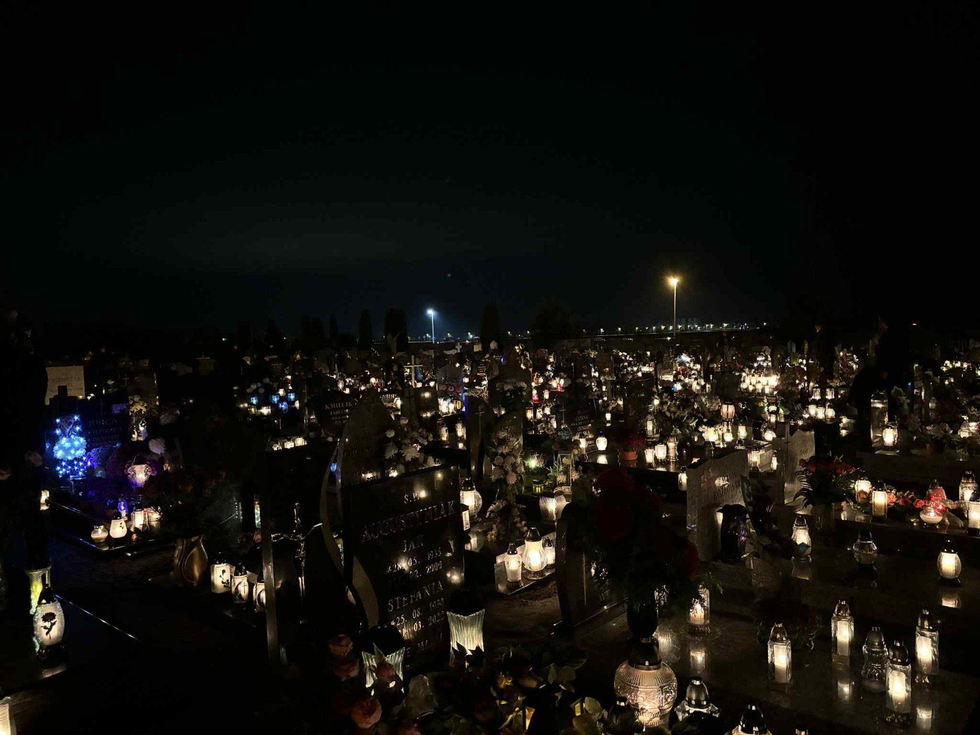 Grodziski cmentarz po zachodzie słońca