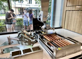 Robot, który robi 200 hot-dogów dziennie. Żabka testuje nowe rozwiązanie