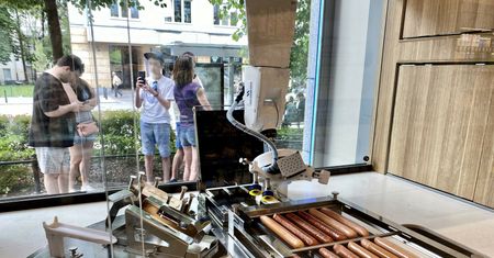 Robot, który robi 200 hot-dogów dziennie. Żabka testuje nowe rozwiązanie