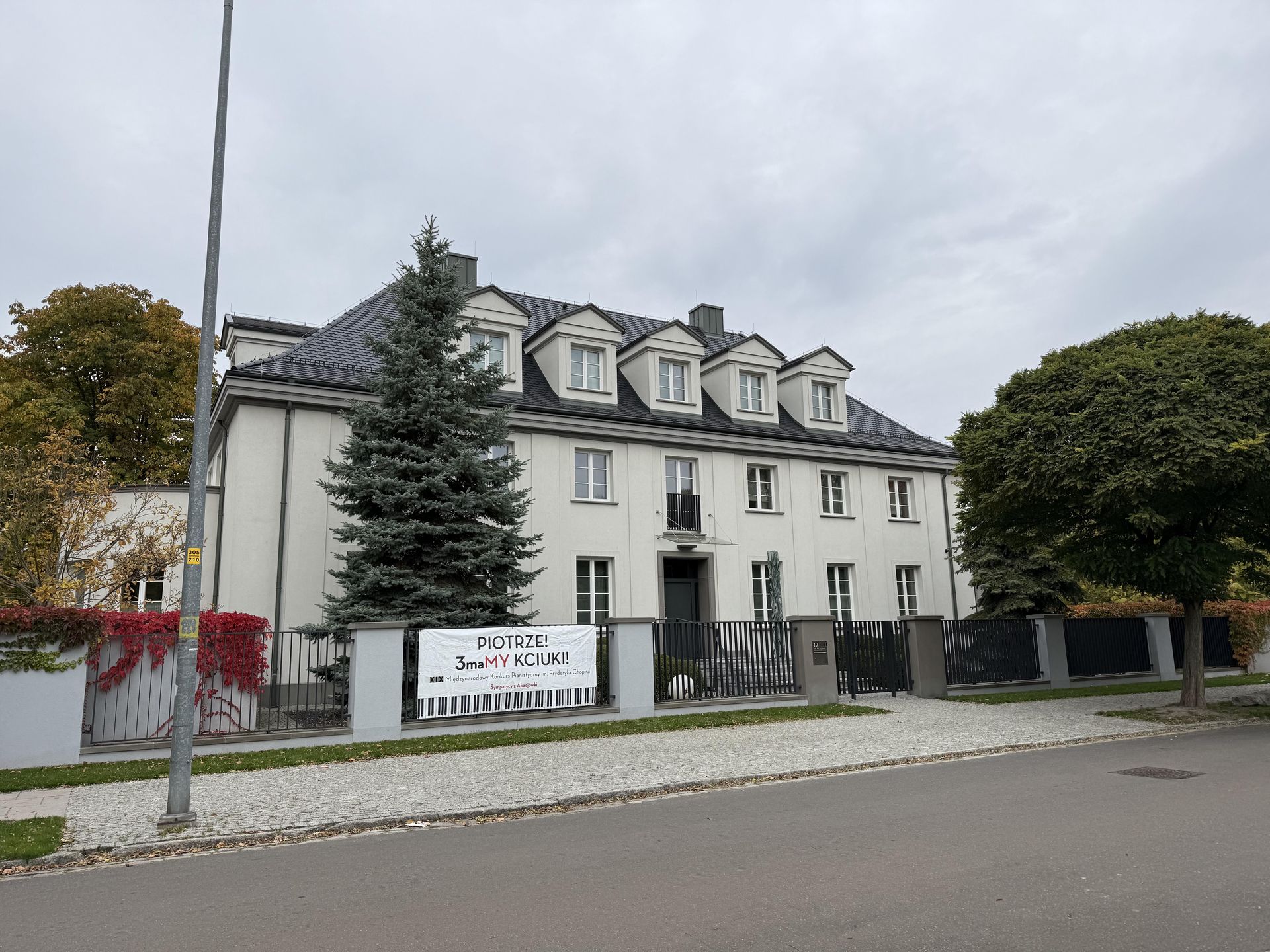 Budynek, na którym zawisł baner dopingujący Piotra Alexewicza