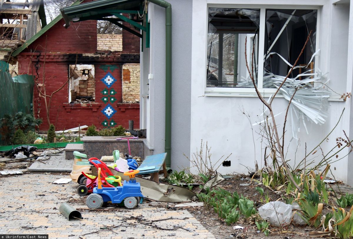Masakra cywilów w Buczy. Dziecięce zabawki przed ostrzelanym domem