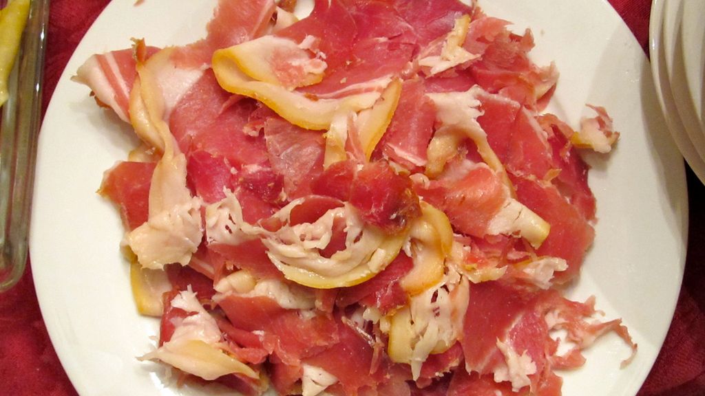 Peklowana szynka wieprzowa (mięso i tłuszcz), na zimno