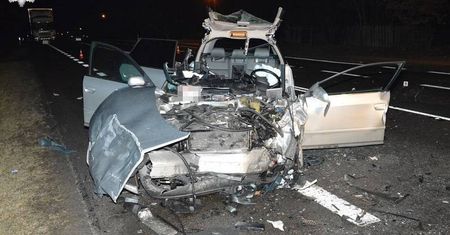 Kierowca audi podczas wyprzedzania zderzył się czołowo z dacią. Trzy osoby ranne