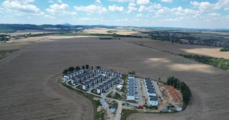 Patodeweloperka w polu. Eksperci tłumaczą, dlaczego powstają osiedla jak "polski Biskupin"
