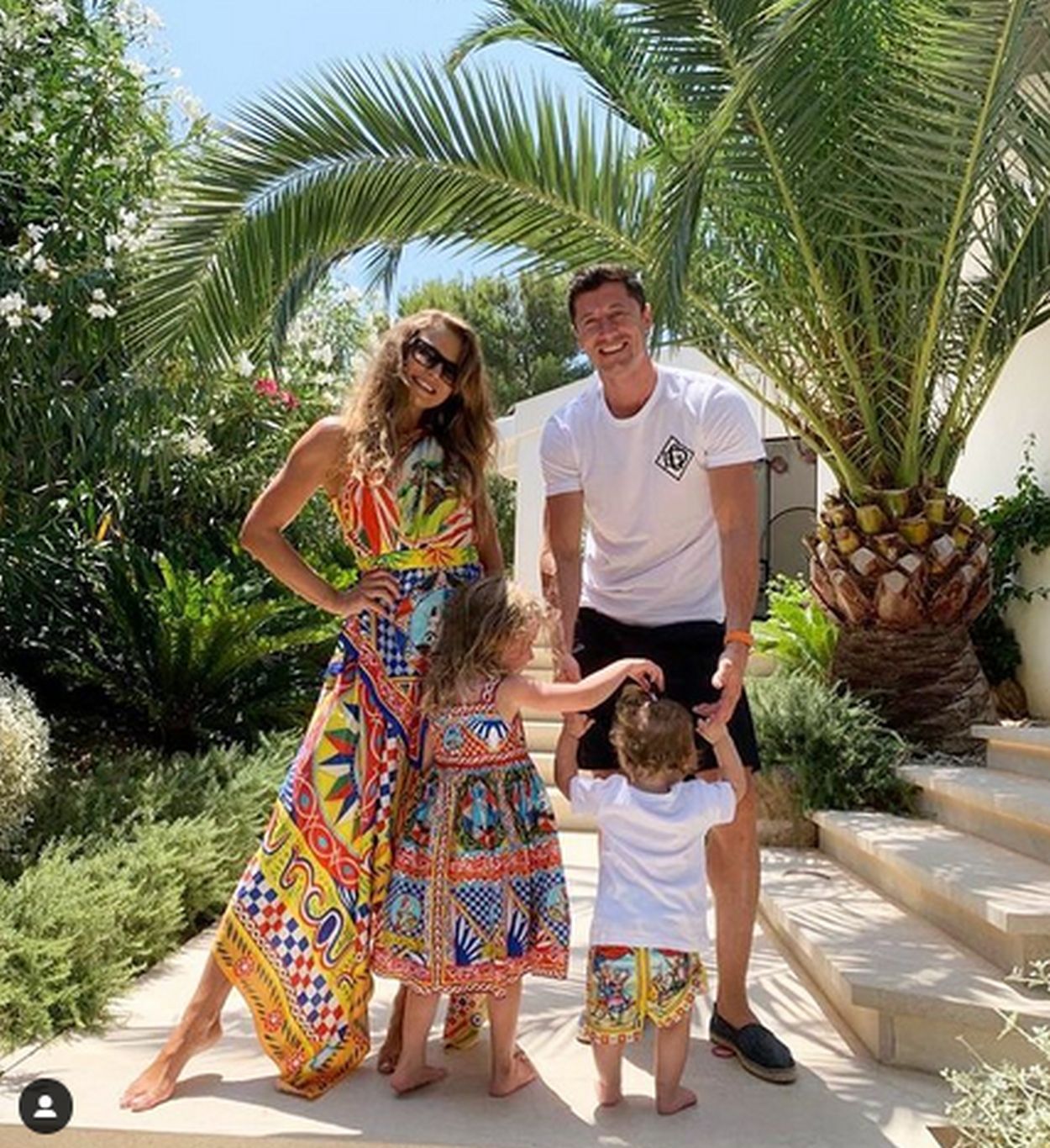 Anna i Robert Lewandowscy z córkami pozują w stylizacjach Dolce & Gabbana