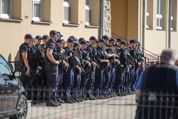 Tadeusz Duda w krakowskich Balicach? Wyspy fake newsów w sprawie zabójcy ze Starej Wsi. Policja apeluje o rozsądek