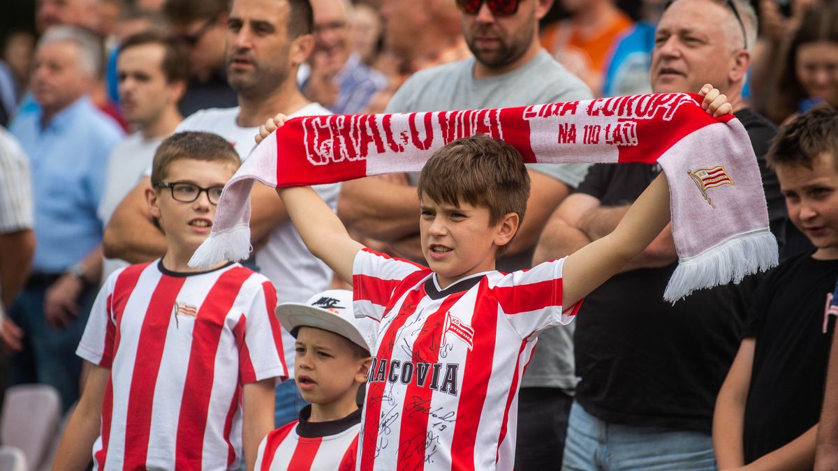 WP SportoweFakty / Łukasz Krajewski/fokumedia.com.pl / Na zdjęciu: młodzi kibice Cracovii