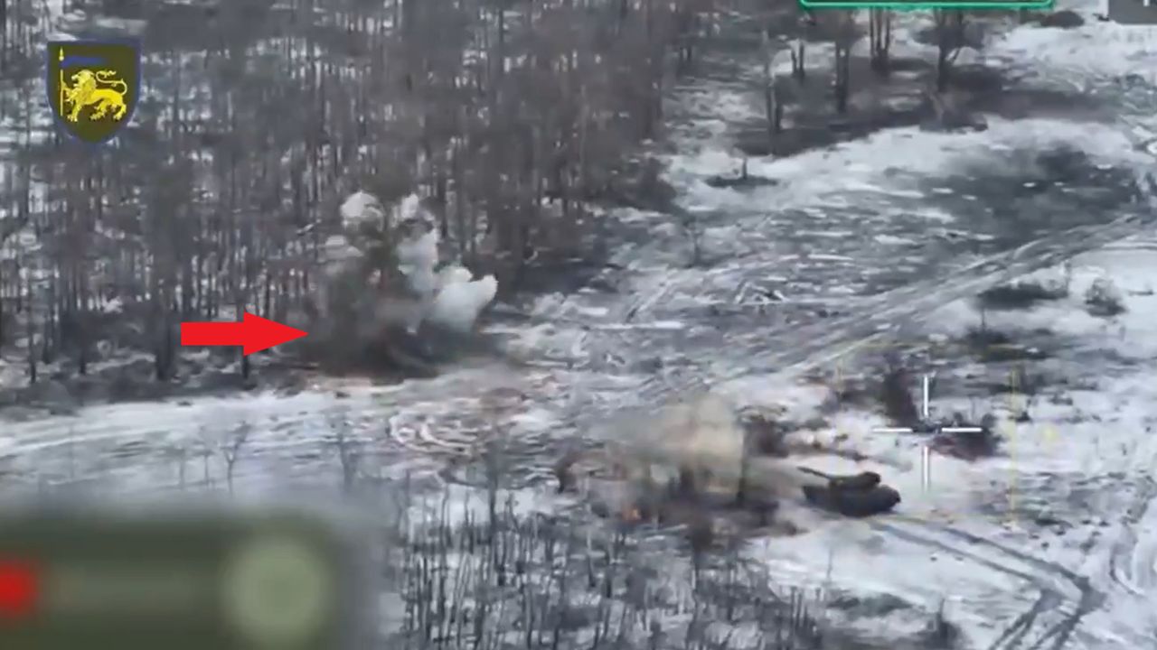 Ukraiński czołg T-72 szarżujący na pozycje Rosjan.