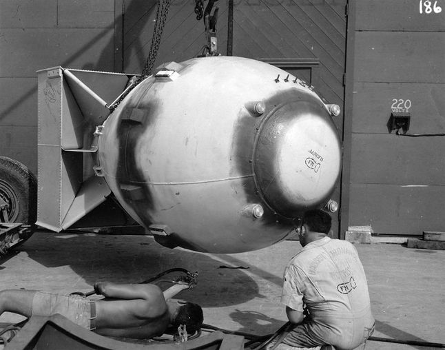 Macie okazję patrzeć na bardzo rzadkie zdjęcie kończenia bomby atomowej Fat Man, która została zrzucona na Nagasaki, 9 sierpnia 1945 roku. Na nosie rakiety widniał akronim "JANCFU", którego rozwinięcie brzmiało: "Joint Army-Navy-Civilian Fuck Up".