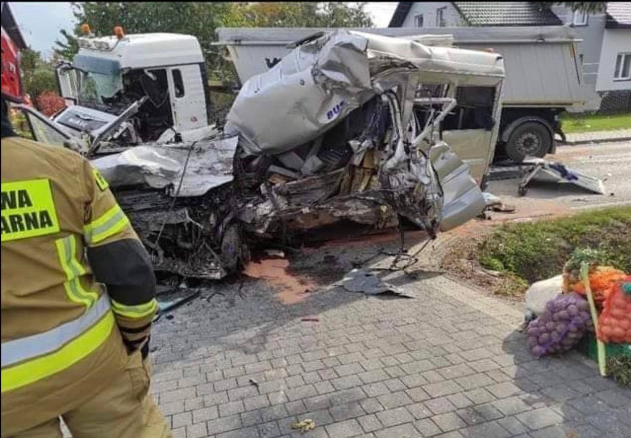 Bus zmiażdżony. Tragiczne zderzenie z ciężarówką. Nie żyją dwie osoby