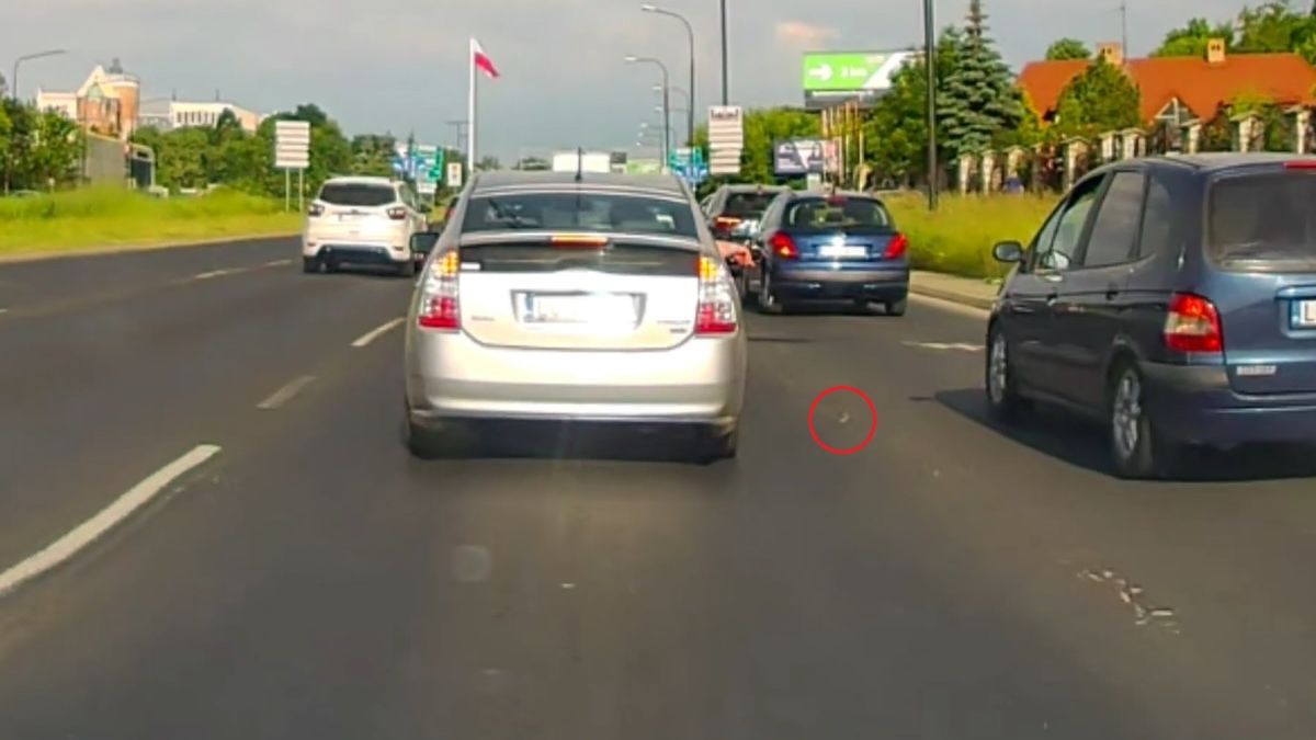 Pasażer Toyoty wyrzucił przez okno niedopałek papierosa na ulicę