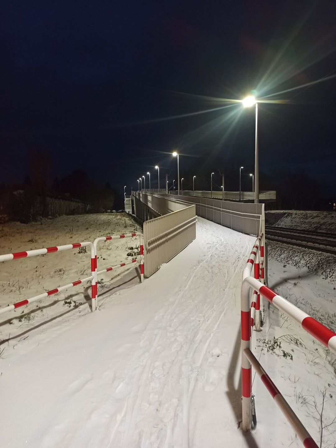 Nieodśnieżona kładka nad torami w Konopnicy - stan na 30.11.2023, godz. 18:20