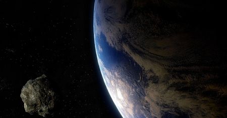 Asteroida zbliża się do Ziemi. Kiedy przetnie orbitę naszej planety? Dlaczego potencjalnie niebezpieczna?