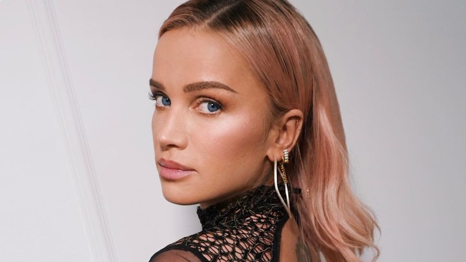 Maffashion zaskoczyła stylizacją, zakładając spódniczkę mini 