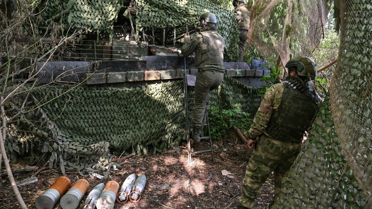 Rosyjscy ?o?nierze na linii frontu
Russia Ukraine Military Operation Tank Unit 8937406 02.06.2025 Russian servicemen of the T-80BVM tank crew are seen at a position in the Krasnoarmeysk sector of the frontline amid Russia s military operation in Ukraine. Stanislav Krasilnikov / Sputnik Russia PUBLICATIONxINxGERxSUIxAUTxESTxLTUxLATxNORxSWExDENxNEDxPOLxUKxONLY Copyright: xStanislavxKrasilnikovx
IMAGO/Stanislav Krasilnikov
