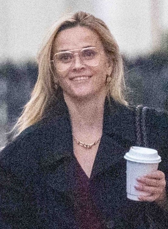 Reese Witherspoon w szampańskim nastroju buszuje po butikach
