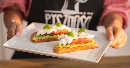 Grzanki z burratą, brzoskwinią i awokado to pyszne wspomnienie lata. Nie zostają nawet okruszki