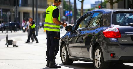 Urządzili warsztat samochodowy na ulicy. Interweniowała straż miejska