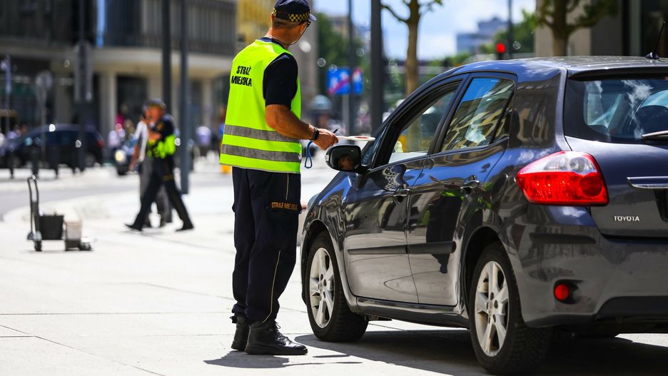 Mężczyźni naprawiali samochód na ulicy (zdj. ilustracyjne)