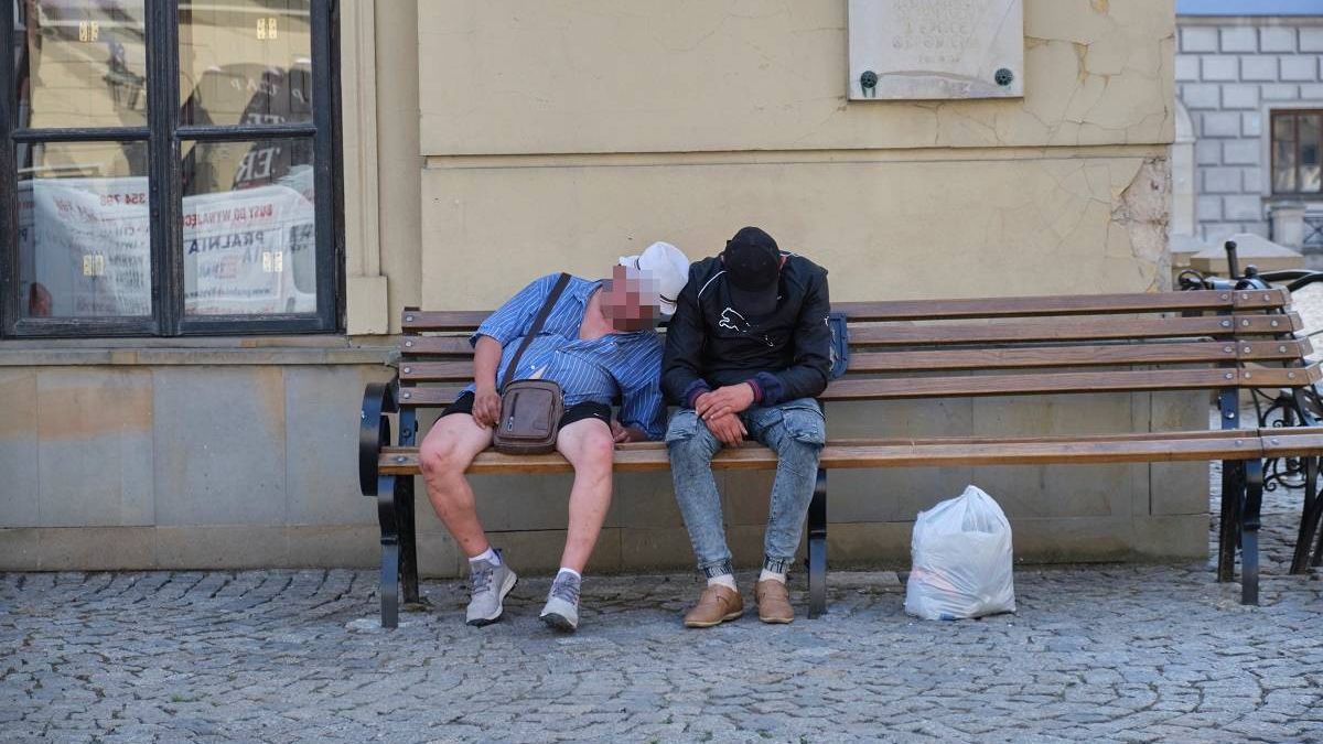 Pijani mężczyźni śpiący na ławce na Starym Mieście