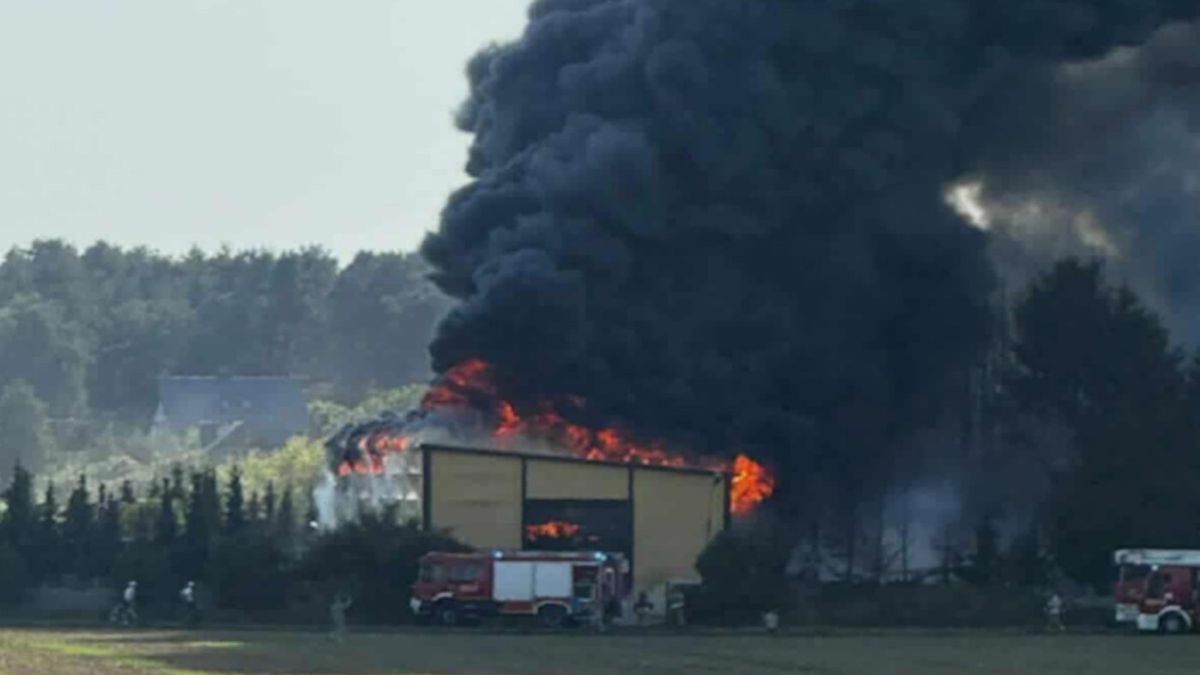 Pożar hali w Siarzewie w województwie kujawsko-pomorskim 