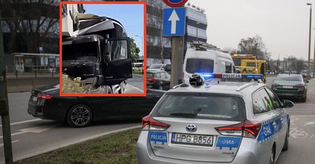 Wypadek w Krakowie. Ciężarówka uderzyła w blok na Zabłociu