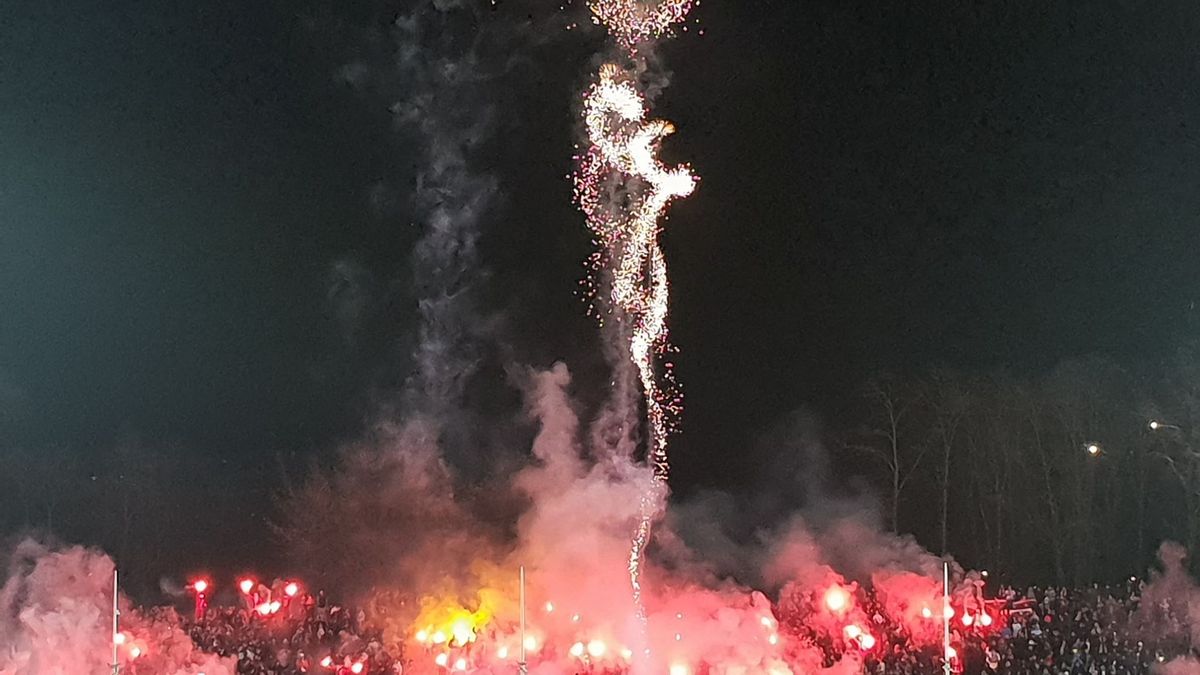 fajerwerki nad stadionem w Sosnowcu