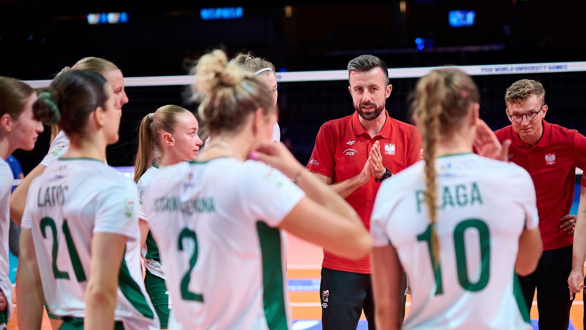 Materiały prasowe / Rafał Oleksiewicz / Na zdjęciu: siatkarki Akademickiej reprezentacji Polski z trenerem