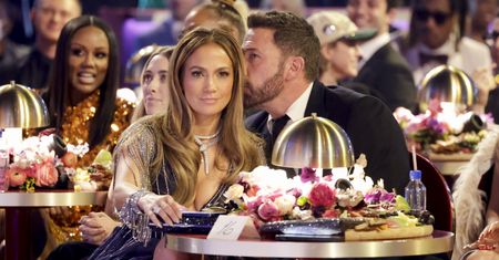 J. Lo strofowała znudzonego Bena Afflecka na Grammy. Wiadomo, co mu powiedziała!