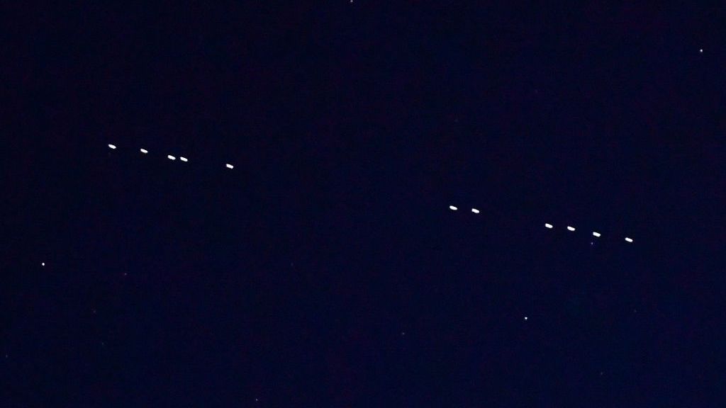 Satelity Starlink na niebie