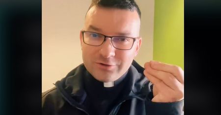 Wyjaśnił, co z zakochanym księdzem. Lawina komentarzy od internautów