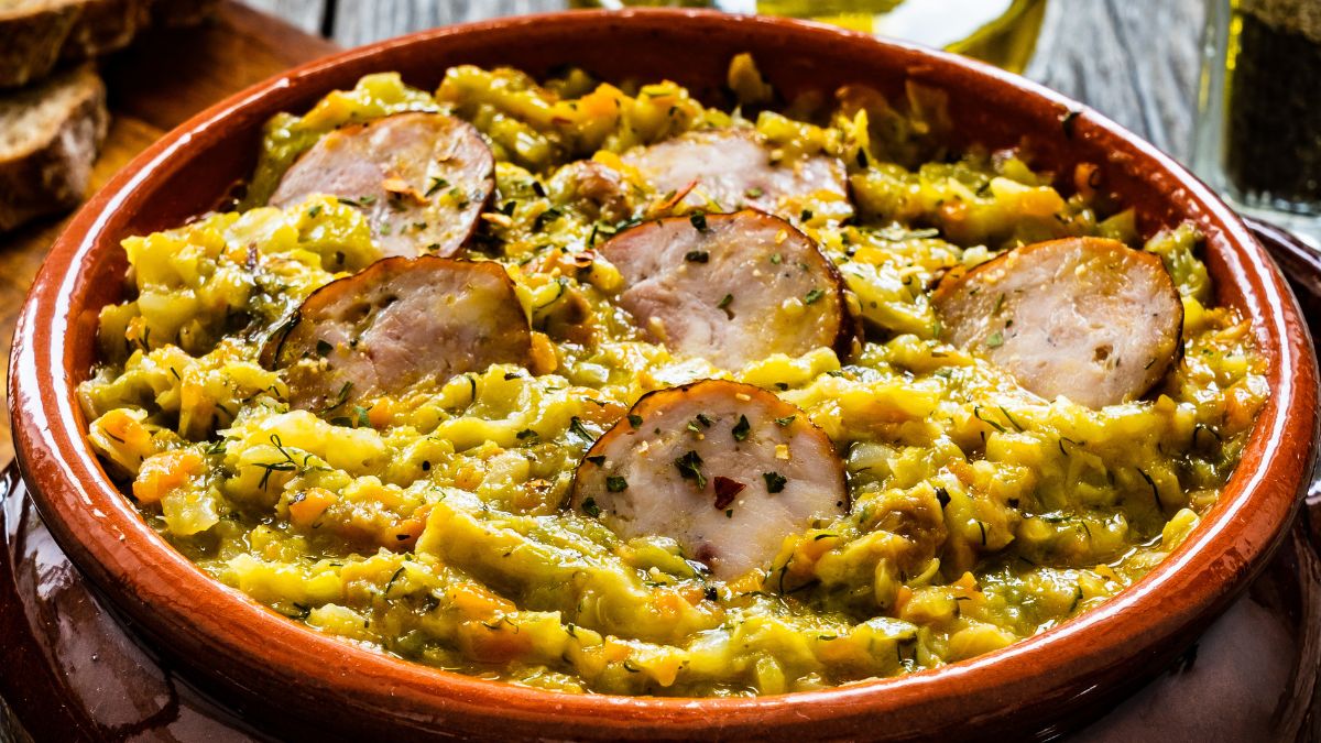 Duszona młoda kapusta na gęsto