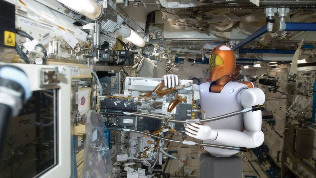 Wnętrze ISS - robot, pomagający astronautom