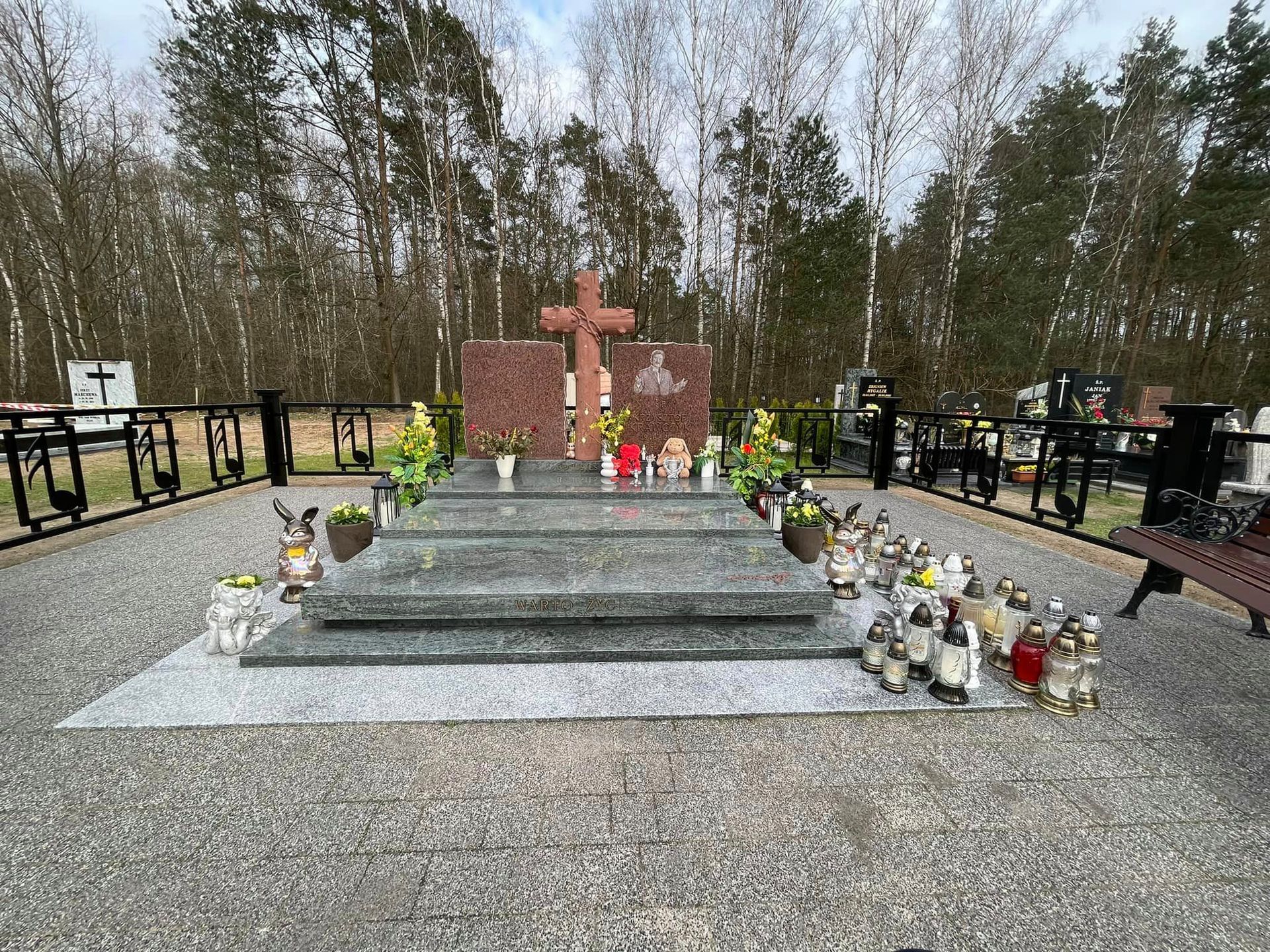 Krzysztof Krawczyk - grób na cmentarzu w Grotnikach fot. Facebook Andrzej Kosmala