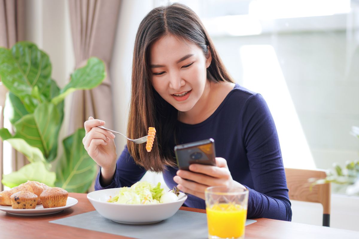 Eating should be mindful, and a smartphone makes it difficult.