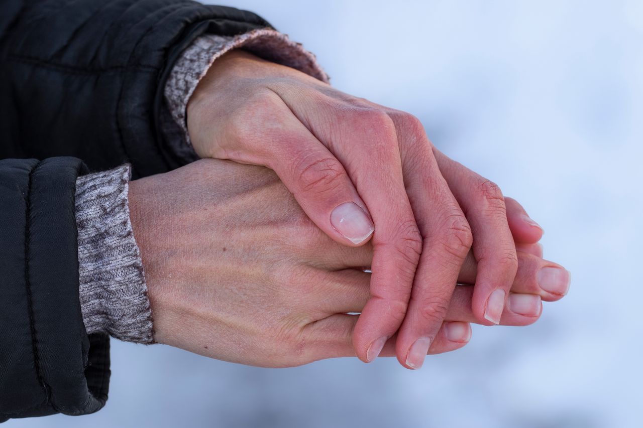 Kup w aptece za 5 zł i posmaruj dłonie. Już nie będą pękać zimą