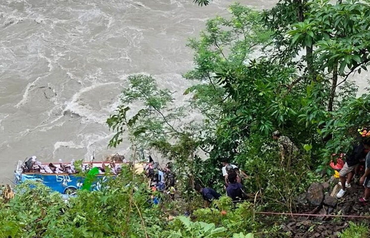 Autokar zsunął się do rzeki. Zginęło 27 osób, 16 są rannych. Tragedia w Nepalu