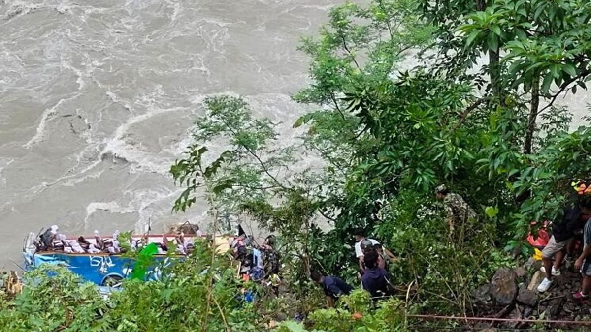 At least 14 people killed in bus accident in Nepal
epa11561335 A handout photo made available by the Nepali Army shows members of the Nepalese Army and locals conducting search and rescue operation at the site of a passenger bus crash in Marsyangdi River in Tanahu District, Nepal, 23 August 2024. At least 14 people were killed and several others injured when the passenger bus plunged into the river, Nepalese authorities said.  EPA/NEPALI ARMY HANDOUT  HANDOUT EDITORIAL USE ONLY/NO SALES 
Dostawca: PAP/EPA.
NEPALI ARMY HANDOUT