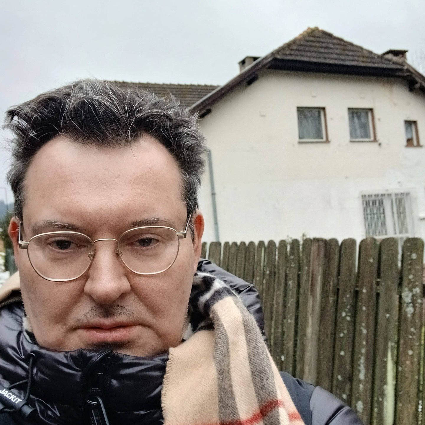 Michał Witkowski pod domem Villas