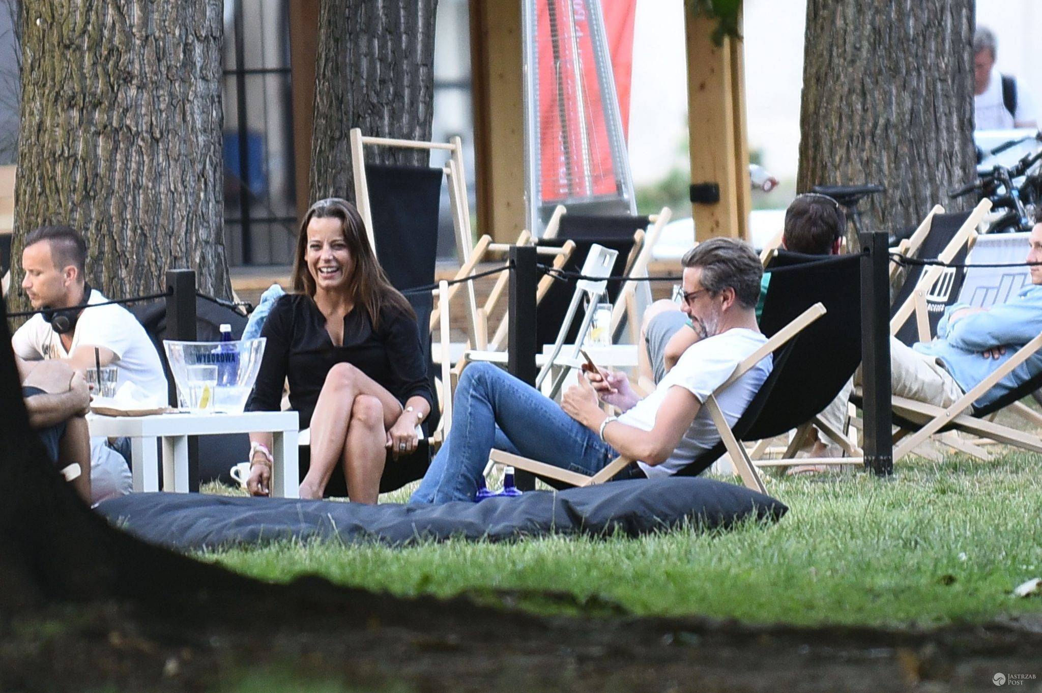 Anna Mucha i Marcel Sora na leżakach w Na Lato