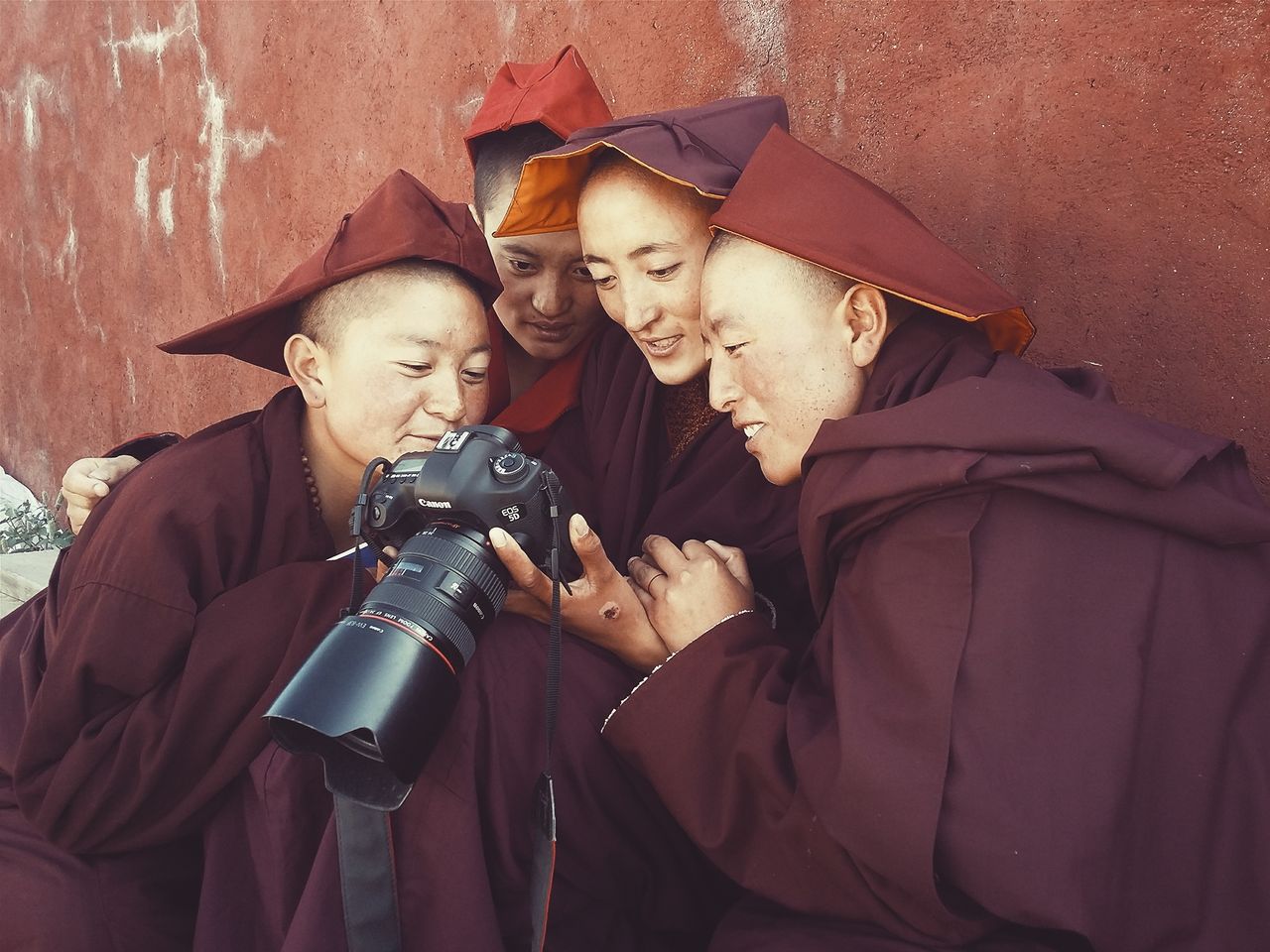 Fotograf odwiedził wiele miejsc na świecie - od Ameryki, przez Afryke po Azję. Zawsze stara się koncentrować na ludziach, ich kulturze i tradycji. Jego fotograficzne historie oparte są na portretach ludzi, jednak bardzo ważne jest też tło i otoczenie.