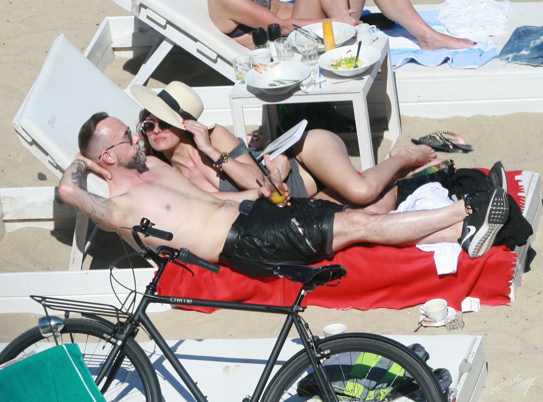 Nergal pręży klatę na plaży w Sopocie