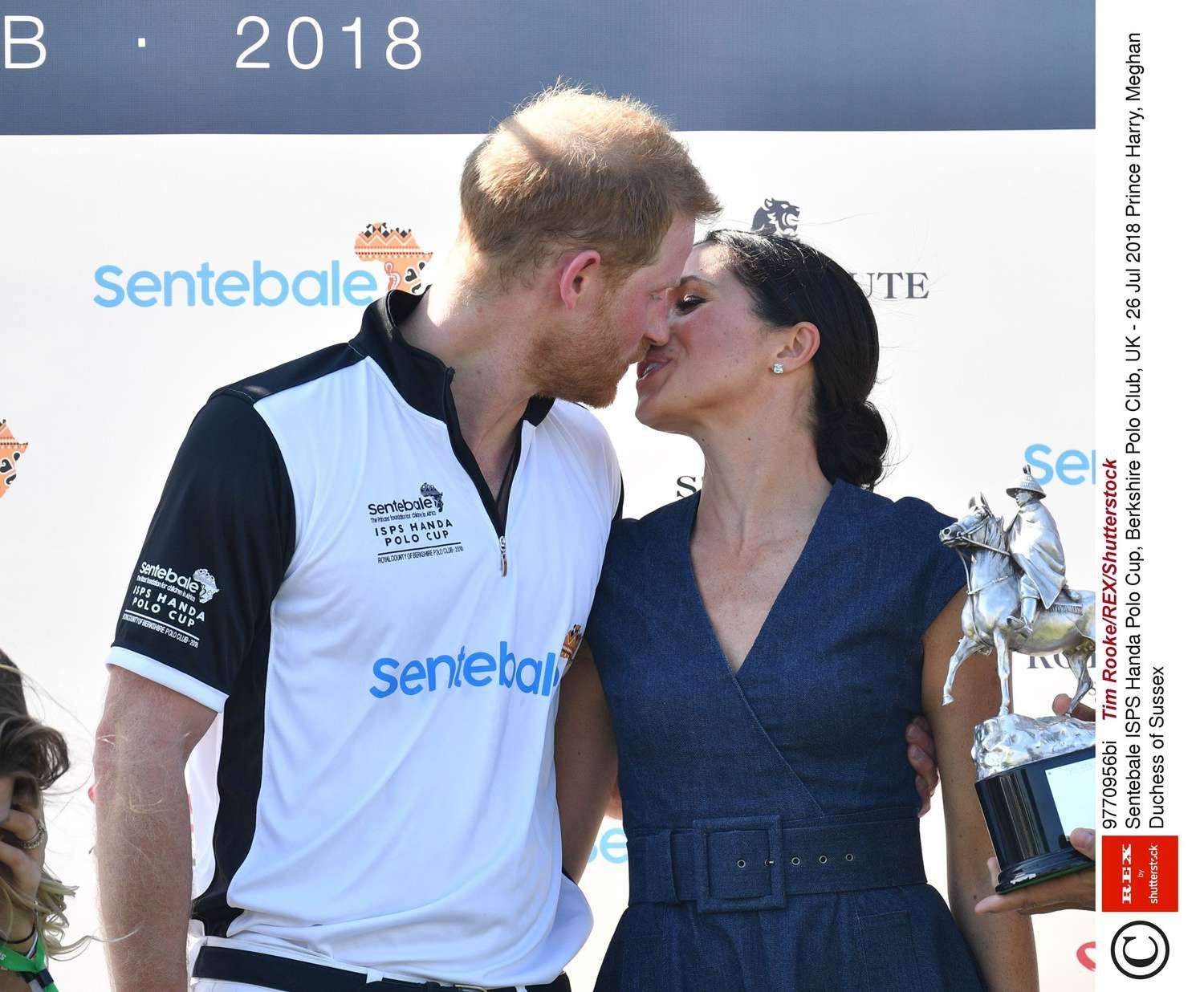 Meghan Markle i książę Harry całują się na meczu polo
