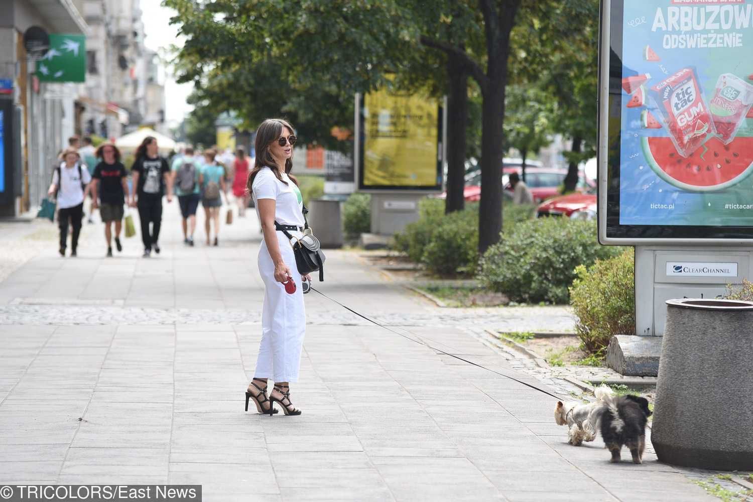 Kinga Rusin w białej stylizacji