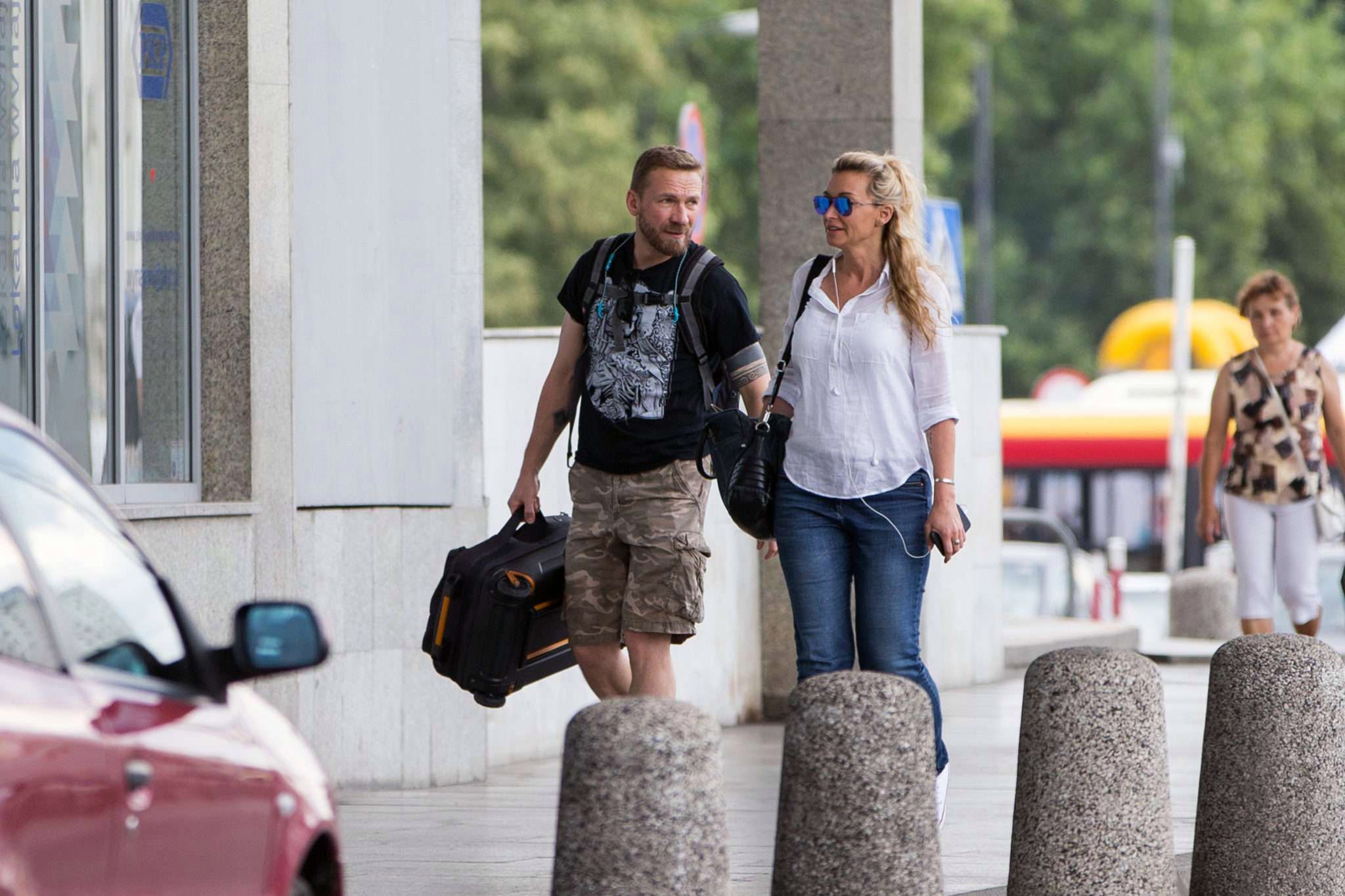 Martyna Wojciechowska i Przemek Kossakowski żegnają się na dworcu