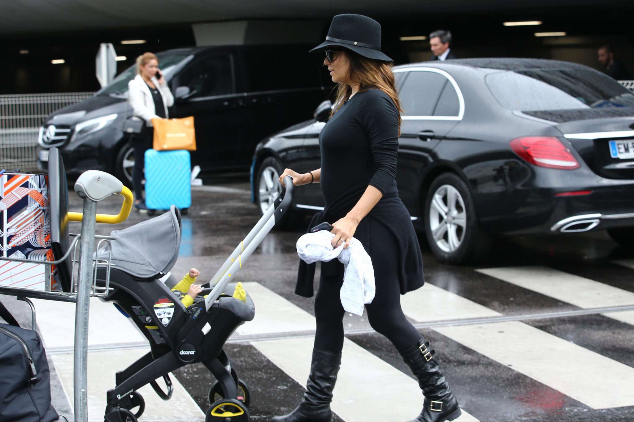 Eva Longoria z synem na lotnisku w Paryżu