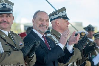 250 tys. zł dla MON. Gigantyczne premie dla ludzi Macierewicza